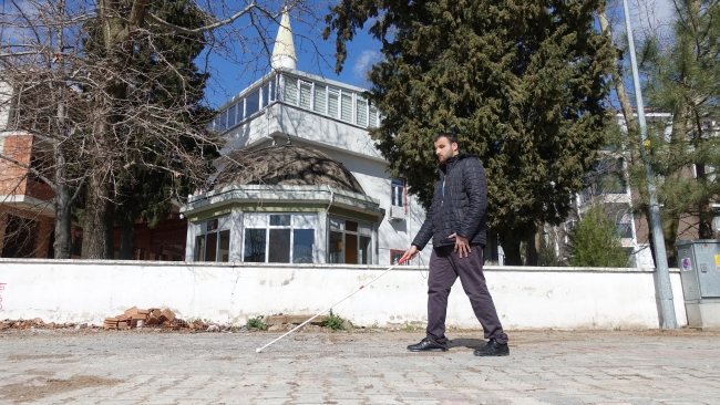 Görme engelli müezzin, azmiyle örnek oluyor