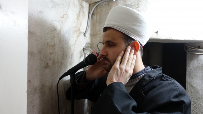 Görme engelli müezzin, azmiyle örnek oluyor