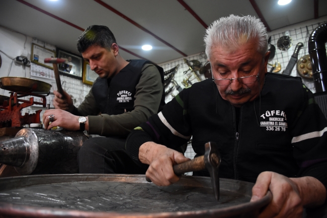 Baba-oğul mesleklerini ayakta tutmaya çalışıyor