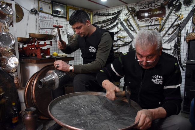 Baba-oğul mesleklerini ayakta tutmaya çalışıyor