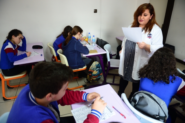 Koruyucu ailesinin desteğiyle öğretmen oldu