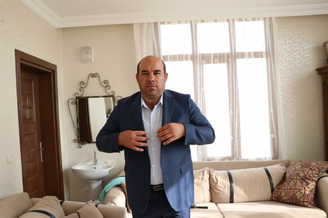 Hem belediye başkanlığı yapıyor hem çobanlık