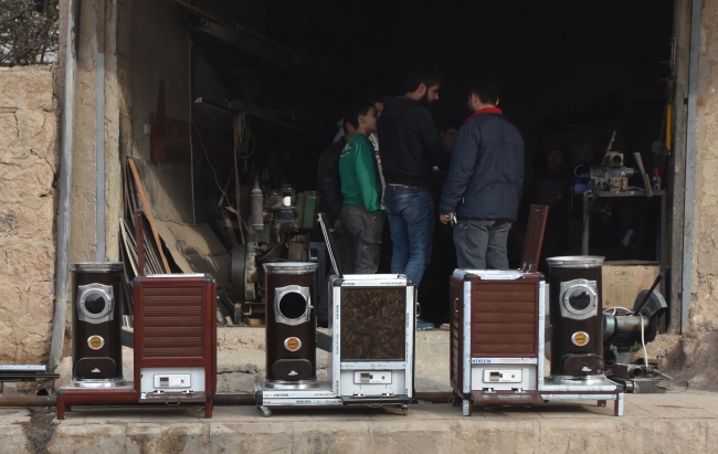 İdlib'de yaşayanlar Antep fıstığı kabuğuyla ısınıyor
