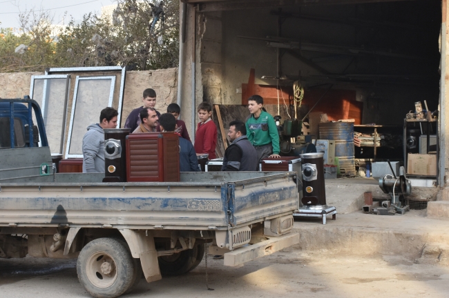 İdlib'de yaşayanlar Antep fıstığı kabuğuyla ısınıyor