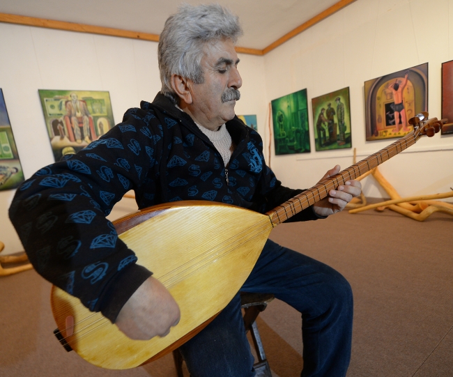 Kendi imkanlarıyla yaptığı bağlama yalnızlığına ortak oldu