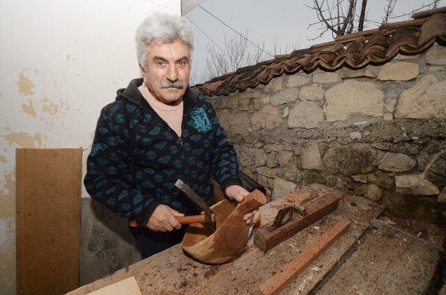 Kendi imkanlarıyla yaptığı bağlama yalnızlığına ortak oldu