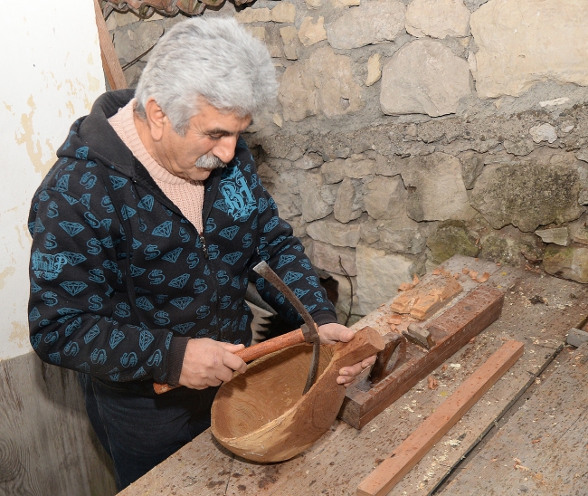 Kendi imkanlarıyla yaptığı bağlama yalnızlığına ortak oldu