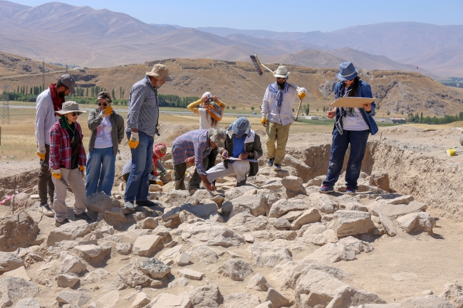 Van'da Urartu aristokratlarının mezarlığı bulundu