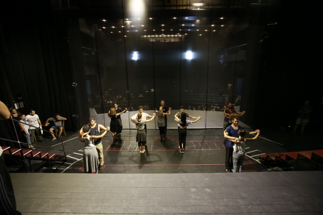 Lüküs Hayat ilk kez Devlet Tiyatroları sahnesinde