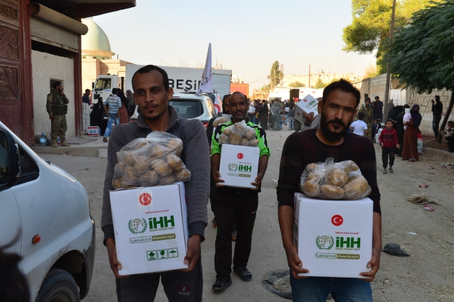 Türkiye Barış Pınarı bölgesindeki sivillerin yardımına koştu