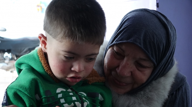 Öğretmen Nur Huda Haffar Um Vesim savaş mağduru engelli çocuklara özel eğitim veriyor. Fotoğraf: AA