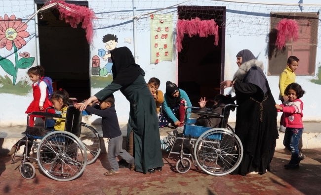 Öğretmen Nur Huda Haffar Um Vesim savaş mağduru engelli çocuklara özel eğitim veriyor. Fotoğraf: AA