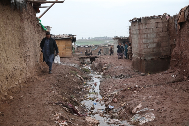Afgan mülteciler her yağmurda evlerini yeniden yapıyor. Fotoğraf: AA
