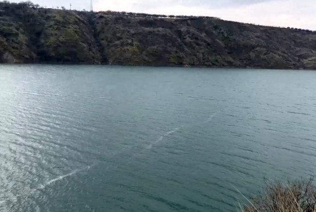Depremin yüzey kırığının izi baraj gölünde görüldü