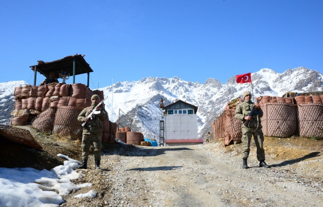 Mehmetçik PKK'lı teröristlere göz açtırmıyor