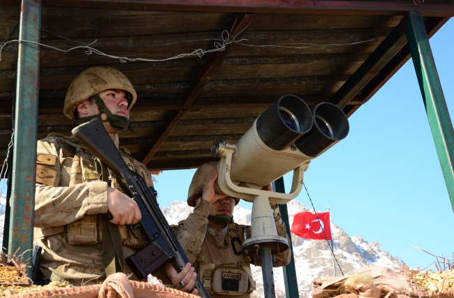 Mehmetçik PKK'lı teröristlere göz açtırmıyor
