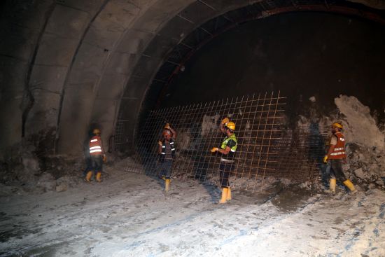 Ovit Tüneli'nde ışığa metreler kaldı