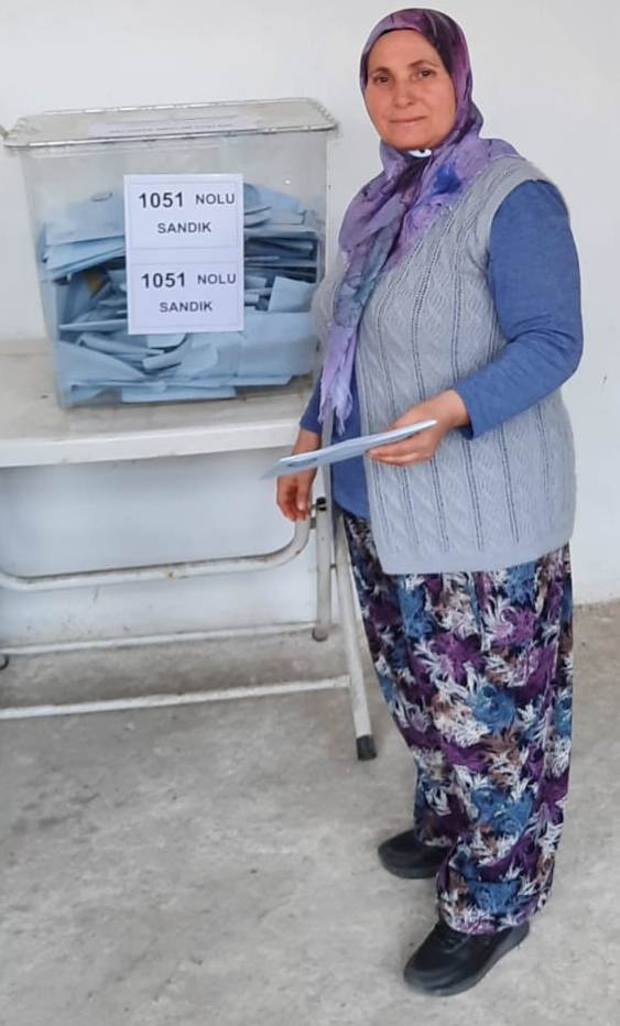 Alaşehir'de kadın aday ikinci denemede muhtar seçilmeyi başardı