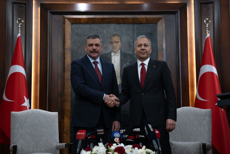 Kabine'de bayrak değişimi