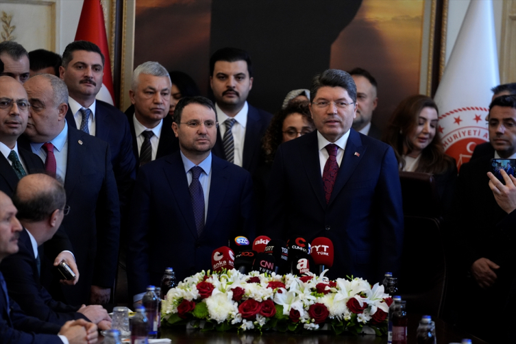 Kabine'de bayrak değişimi