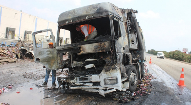 Adana'da çarpışan tır ve kamyon yandı