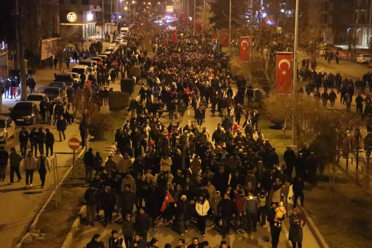 Bakan Yerlikaya depremde hayatını kaybedenler için düzenlenen 'sessiz yürüyüş'e katıldı