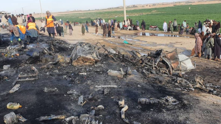 Afganistan’da otobüs yakıt tankerine çarptı: 21 ölü, 38 yaralı