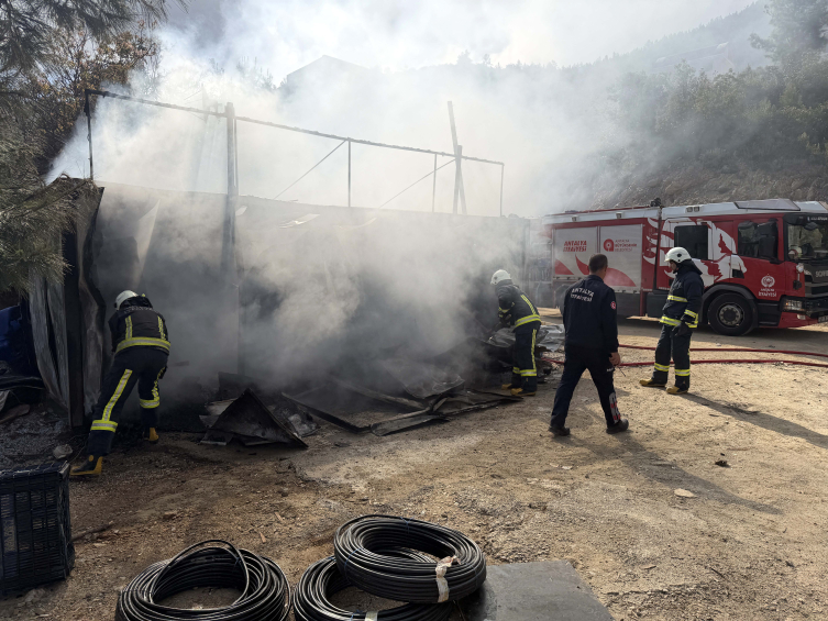 Antalya'da işçilerin kaldığı alanda yangın