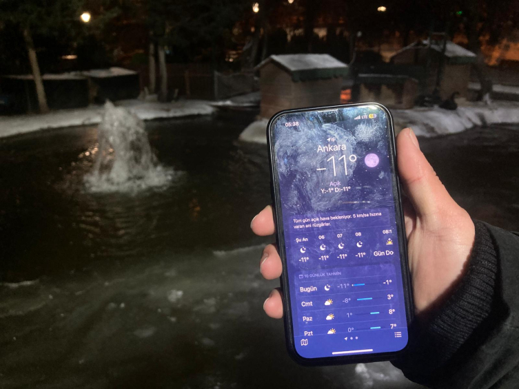 Ankara’da sıcaklık eksi 11 dereceye düştü: Kuğulu Park’taki havuz buz tuttu