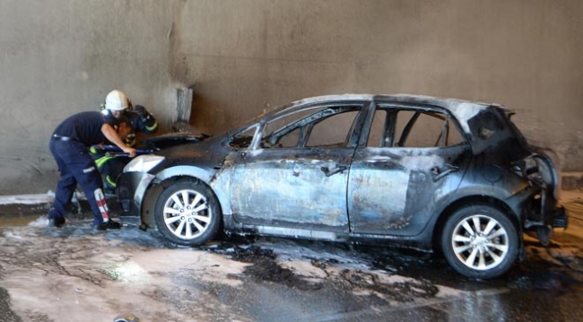 Kaza yapan otomobil alev alarak kullanılamaz hale geldi