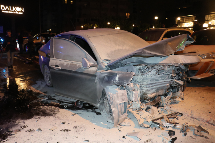 Antalya'da iki otomobil çarpıştı: 4 yaralı
