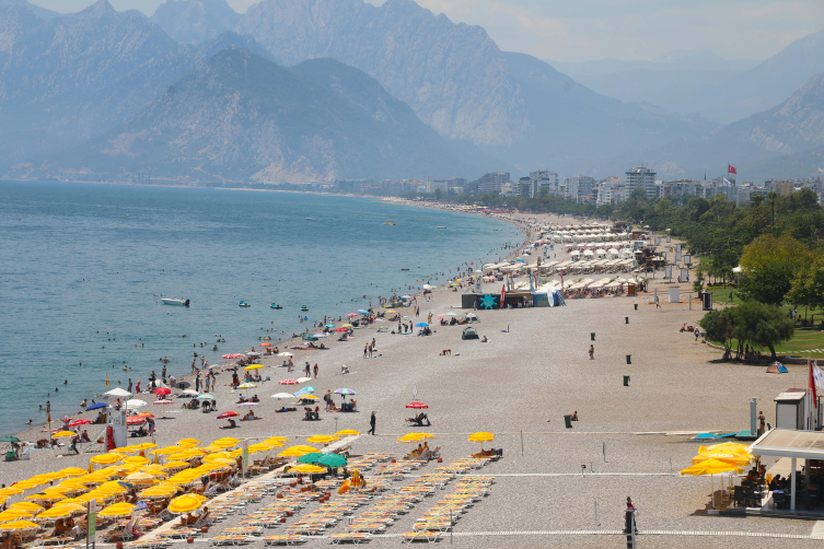 Antalya kavruluyor: Hissedilen sıcaklık 47 dereceye ulaştı