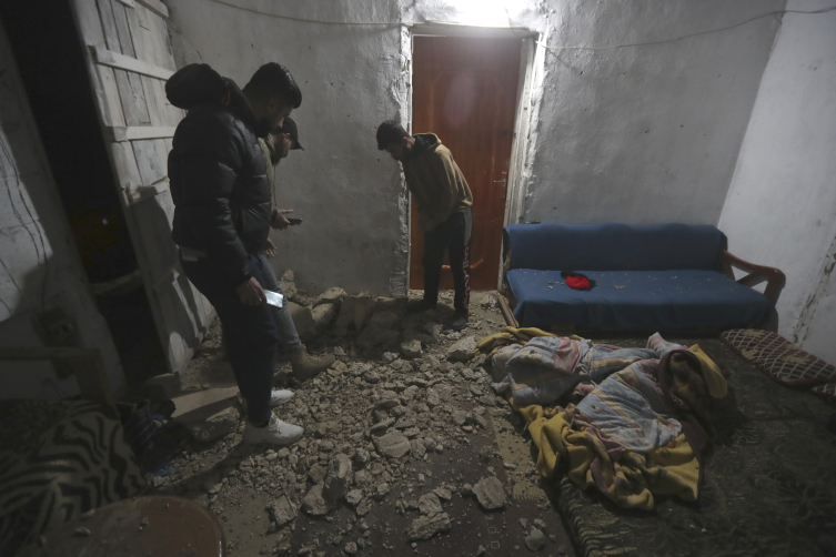 Lübnan'da İsrail'in hava saldırısında hasar gören bir ev. | Fotoğraf: AP