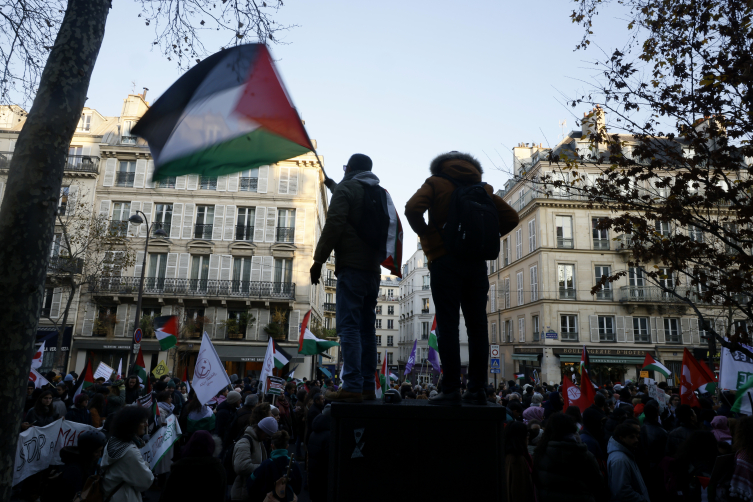 Paris'te binlerce kişi soğuk havaya rağmen Gazze için sokağa indi