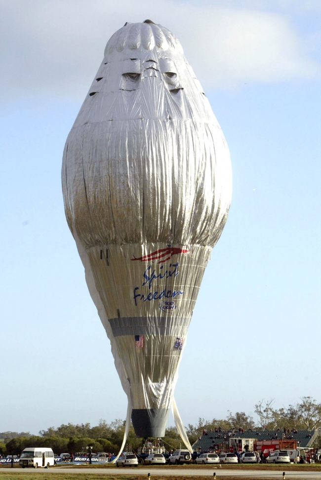Dünyayı balonla gezen Steve Fossett'in yolculuğu