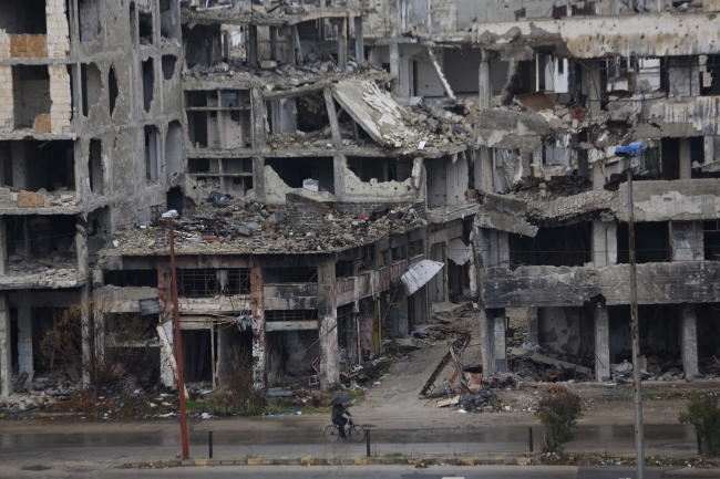 Esed ve destekçileri Kuzey Humus'un Hola ilçesini enkaza çevirdi