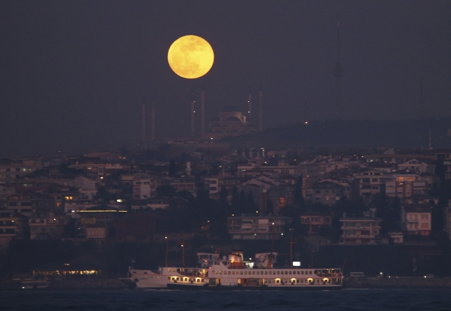 Yüzyılın en uzun kanlı ay tutulması bu gece