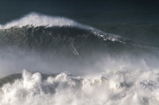 Brezilyalı sörfçü 24 metreye ulaşan dalgalarda rekor kırdı
