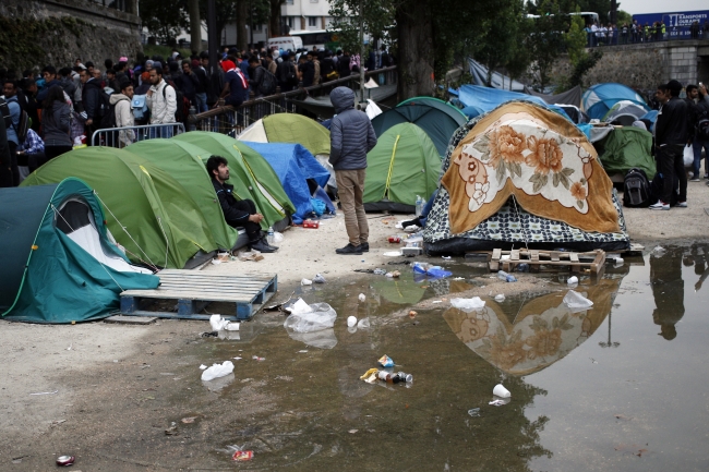 Fransa yine göçmen kamplarını hedef aldı