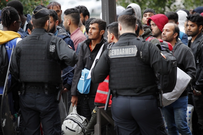 Fransa yine göçmen kamplarını hedef aldı