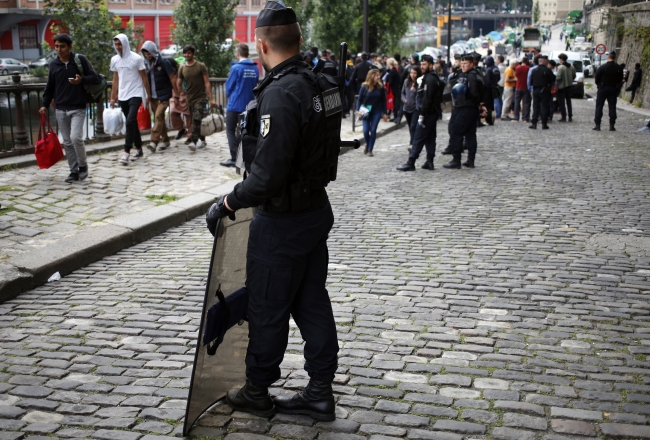 Fransa yine göçmen kamplarını hedef aldı