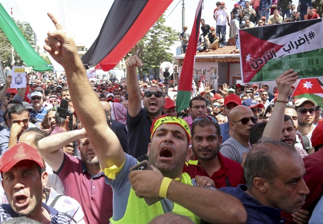 Ürdün'de göstericiler meclisin de feshini istiyor