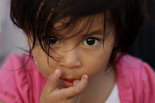 Göçmen çocuklar ve ebeveynlerin birleşmesi için DNA testi