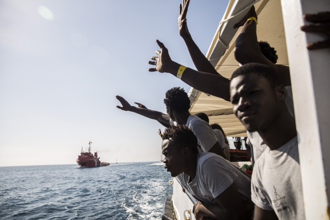 İtalya ve Malta'nın geçişlerine izin vermediği 450 göçmen denizde mahsur