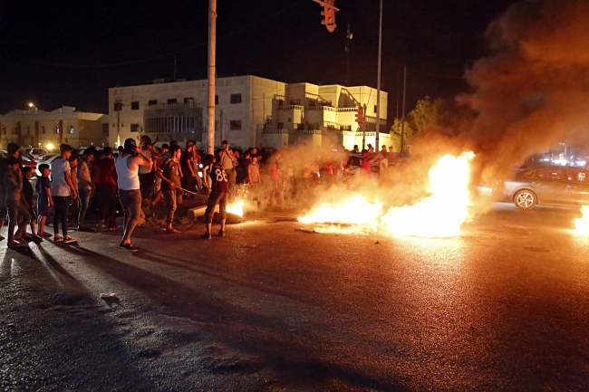 Irak'ta göstericilerin üzerine araç sürüldü