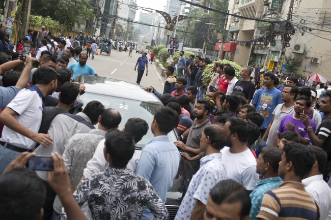 Bangladeş'te ABD Büyükelçisinin konvoyuna saldırı