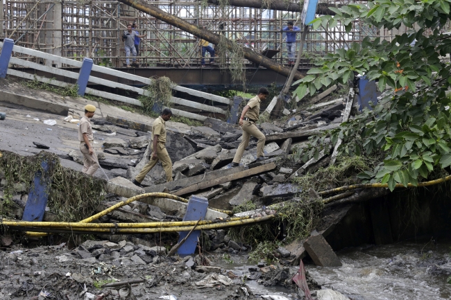 Hindistan'da viyadük çöktü: 1 ölü, 23 yaralı