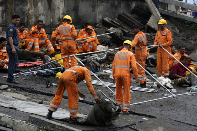 Hindistan'da viyadük çöktü: 1 ölü, 23 yaralı