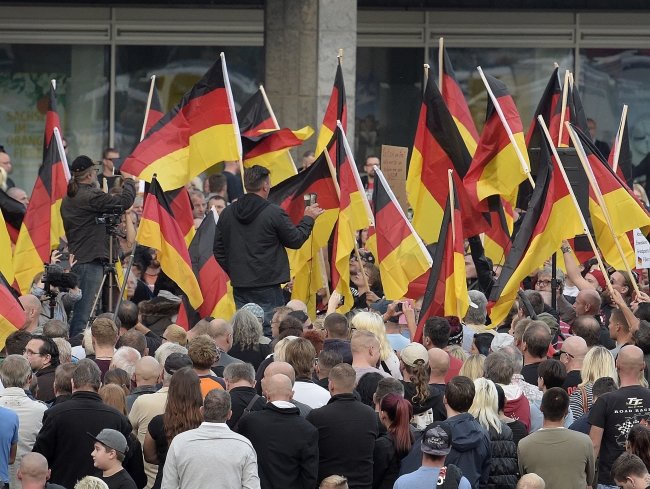 Almanya'da maskeli 100 kişinin yabancı avına çıktığı iddia edildi
