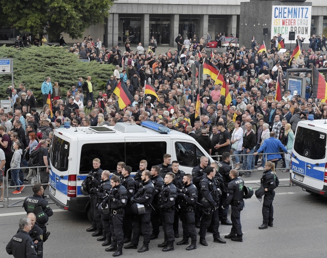 Almanya'da maskeli 100 kişinin yabancı avına çıktığı iddia edildi